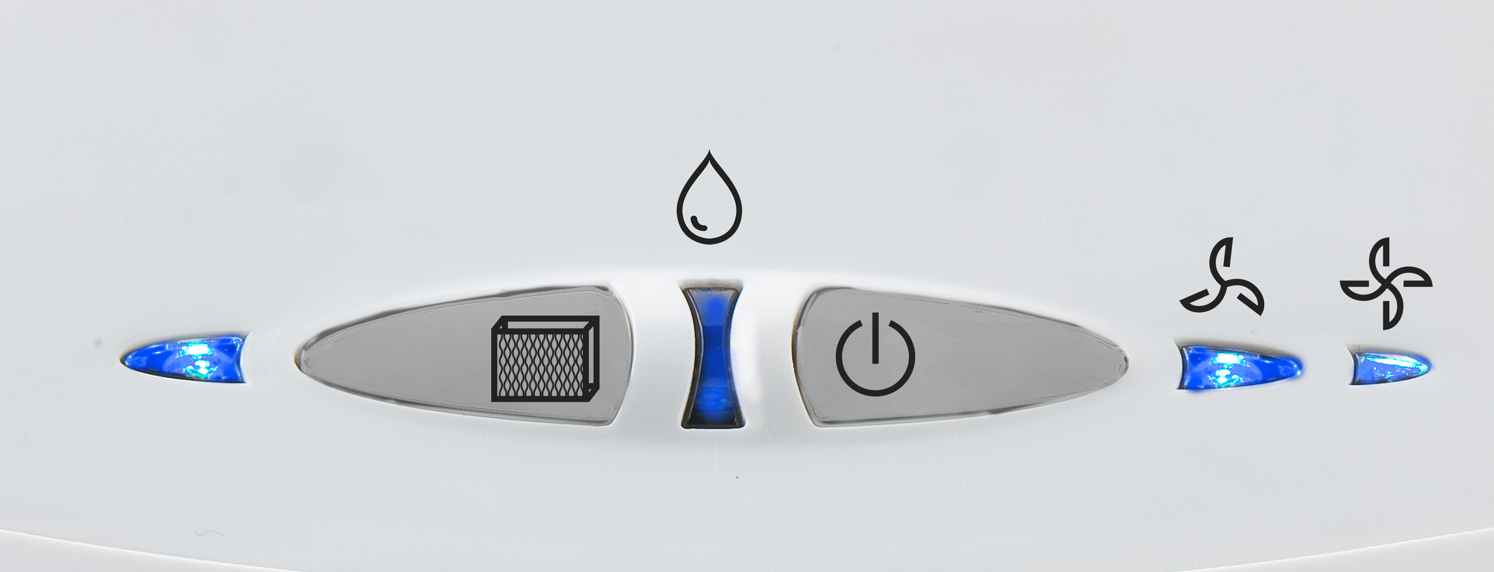 Panneau de commande blanc avec icônes : goutte d'eau, filtre, alimentation et symboles de ventilateur. Lumières bleues actives.
