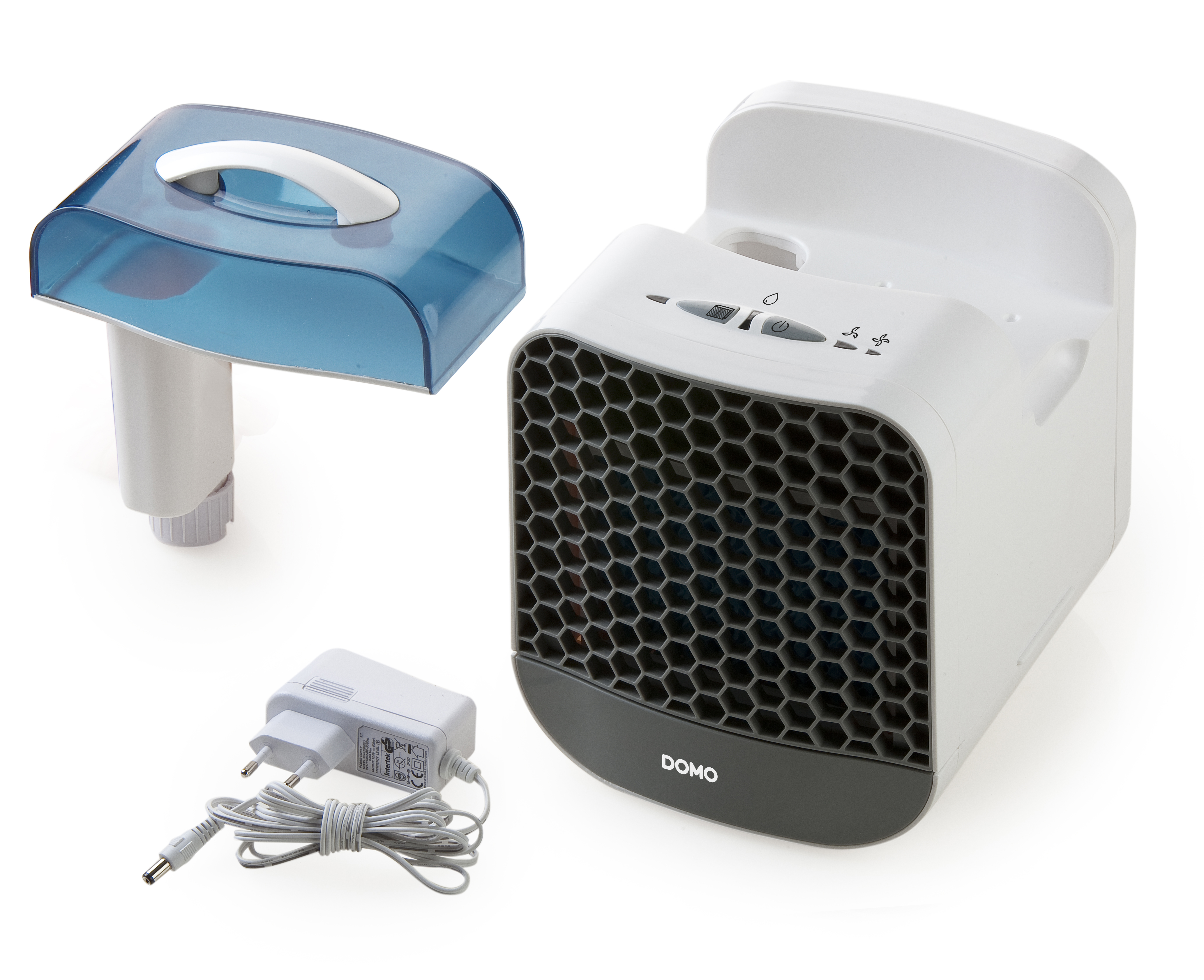 Refroidisseur d'air blanc et gris avec grille en nid d'abeille, réservoir d'eau bleu et adaptateur secteur sur fond blanc.
