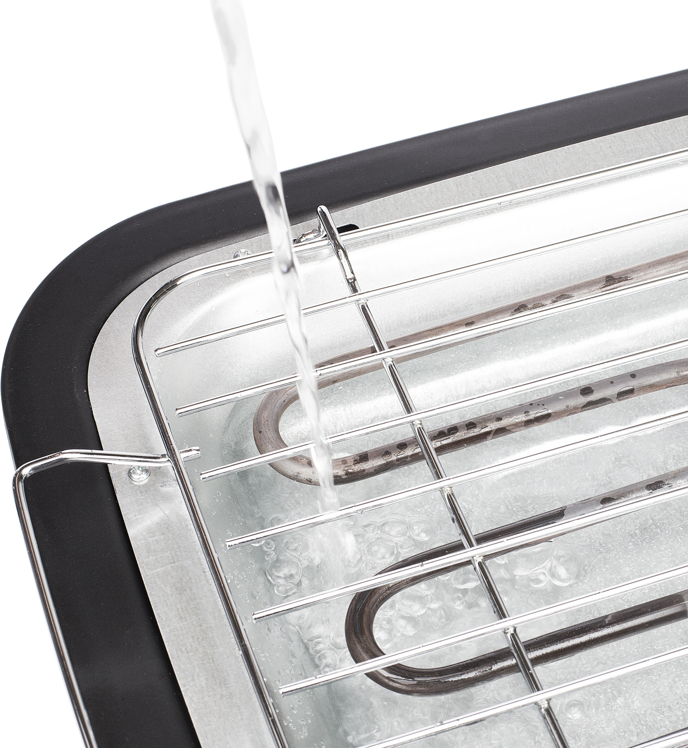 Water dat op een zilveren elektrische grill wordt gegoten, gezien vanuit een hoek.