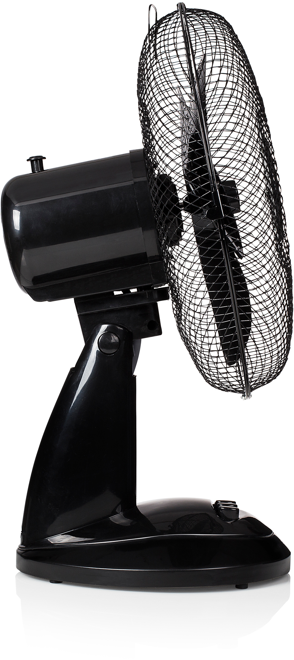 Ventilateur électrique noir sur fond blanc. Il possède une grille de sécurité en maille et une base incurvée.