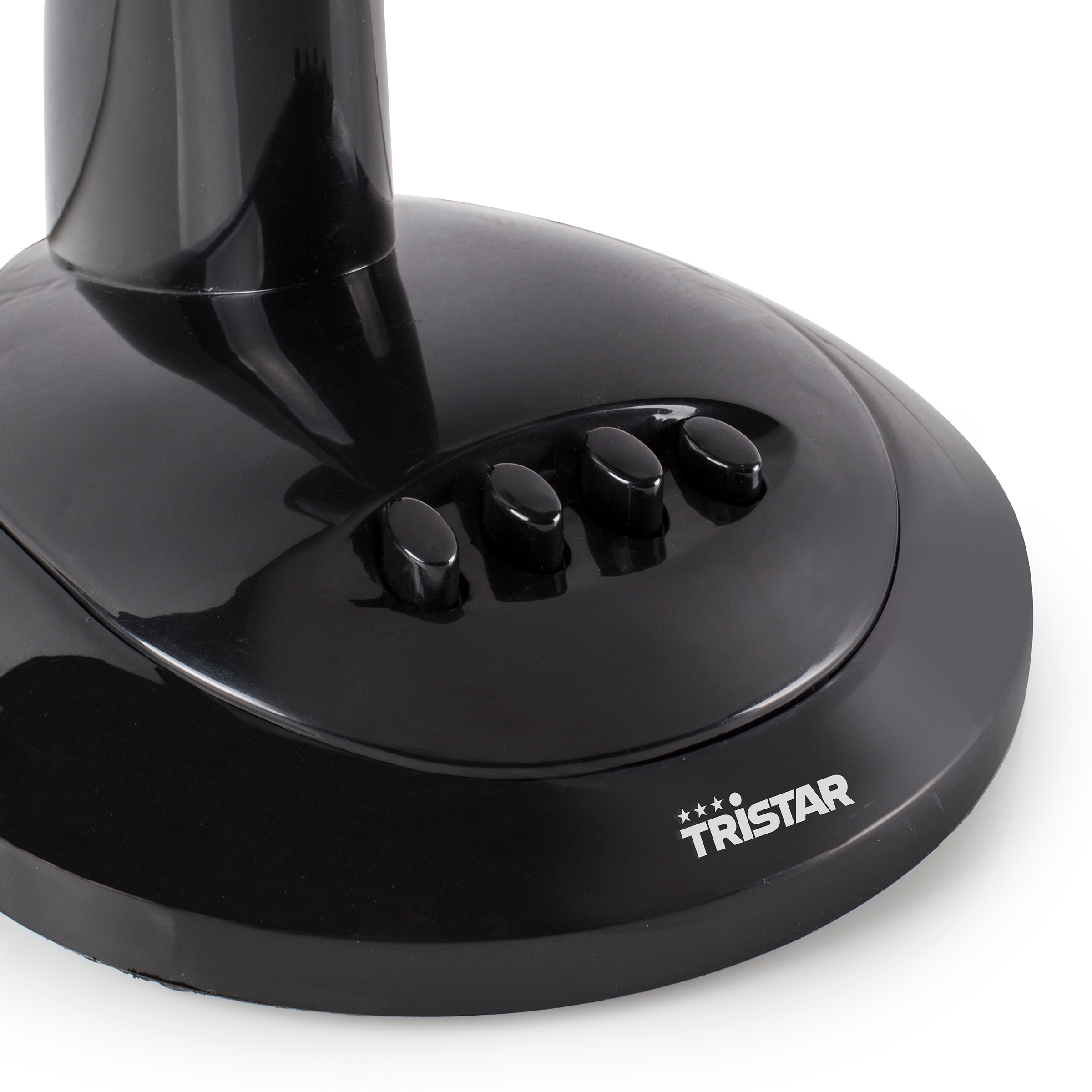 Gros plan sur une base de ventilateur noire avec des boutons de commande et le logo Tristar.