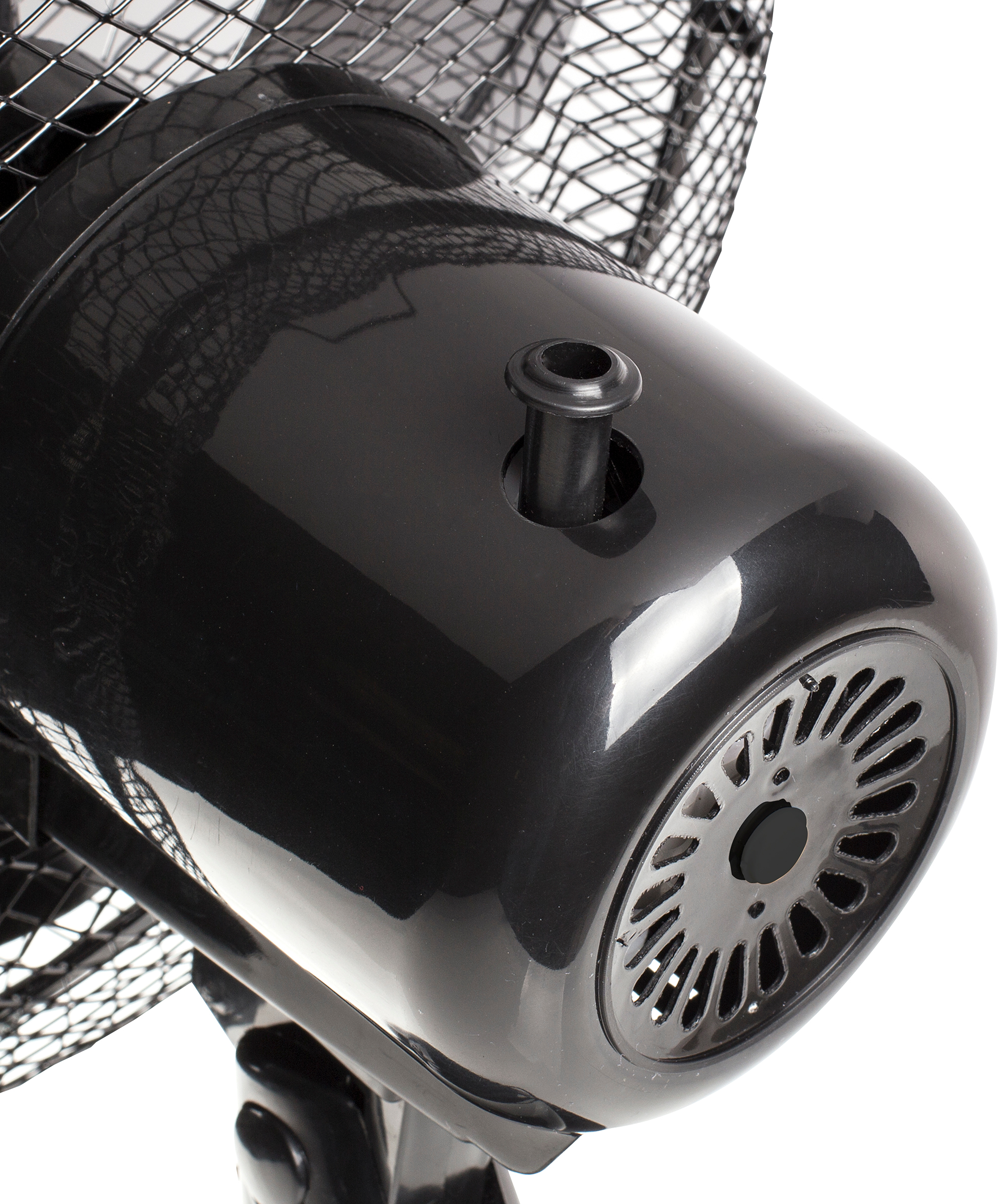 Gros plan sur un moteur de ventilateur noir. Le moteur a un évent et une grille de protection.