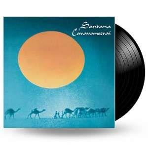 Albumcover. Große orangefarbene Sonne über blauem Himmel. Silhouetten von Kamelen gehen.