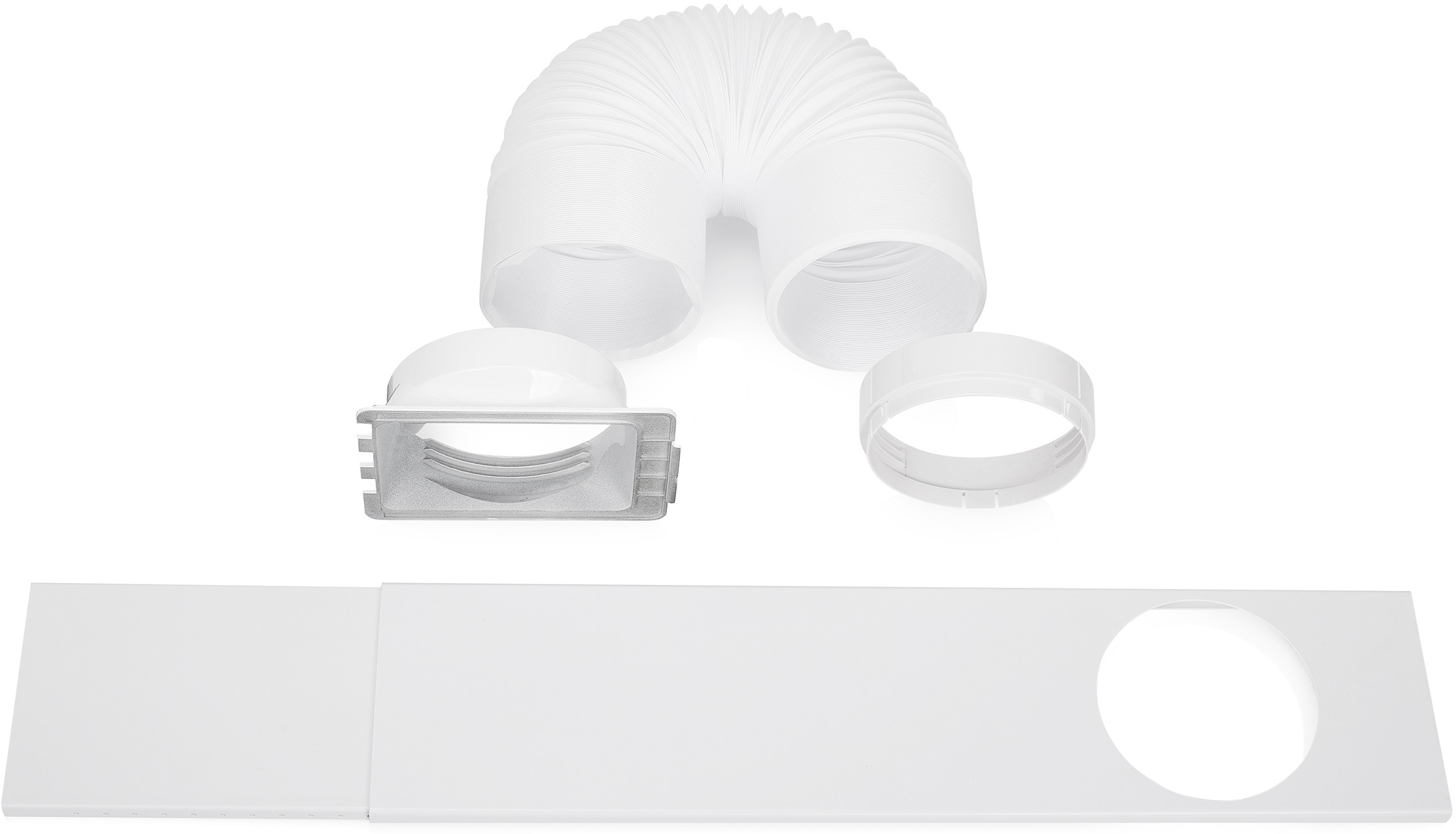 Witte airconditioning accessoires. Een flexibele slang, een raam schuif en twee cirkelvormige connectoren, allemaal wit.