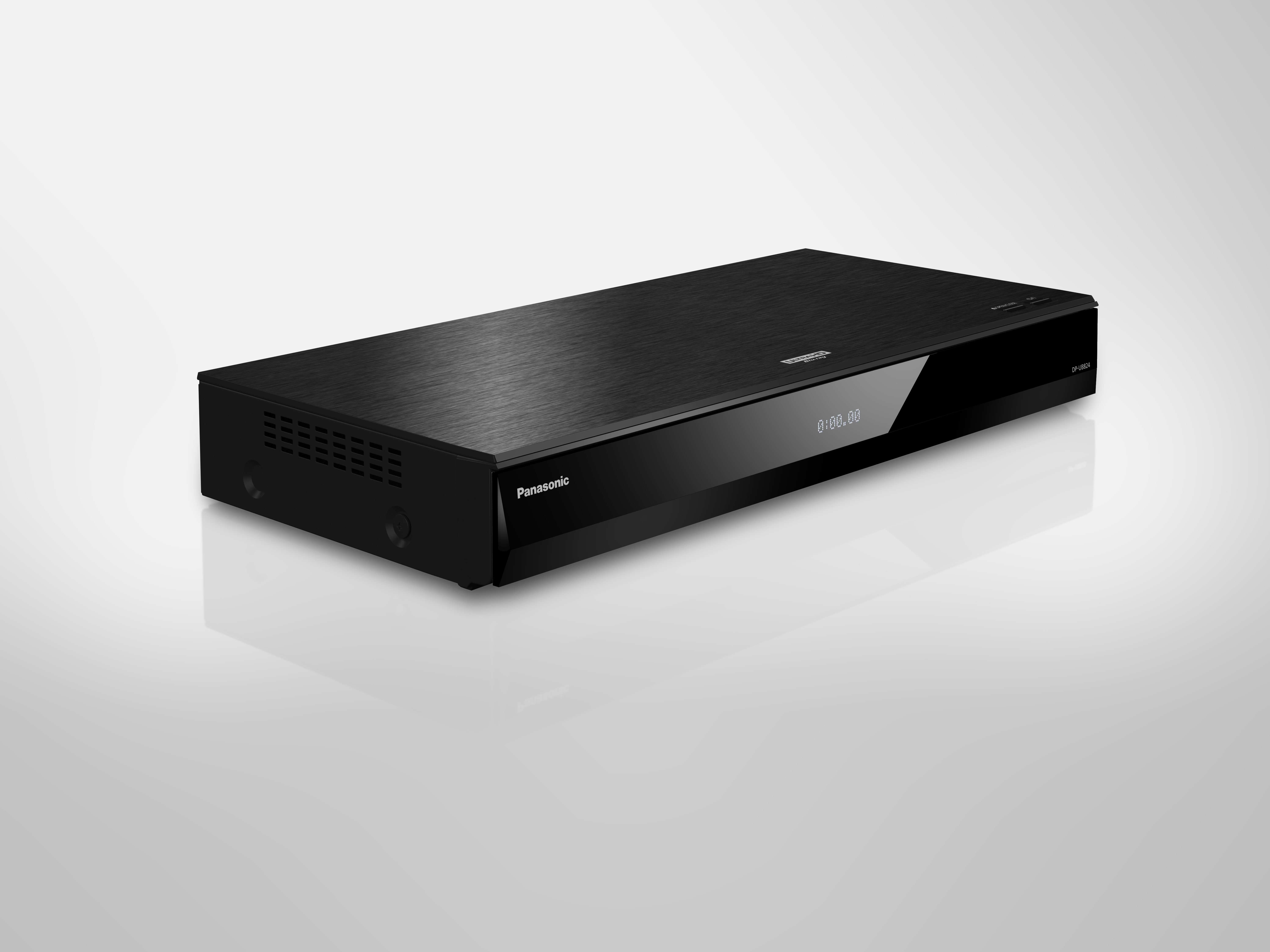 Schwarzer Panasonic Blu-ray Player mit Anzeige 0:00:00, auf weißer Oberfläche.