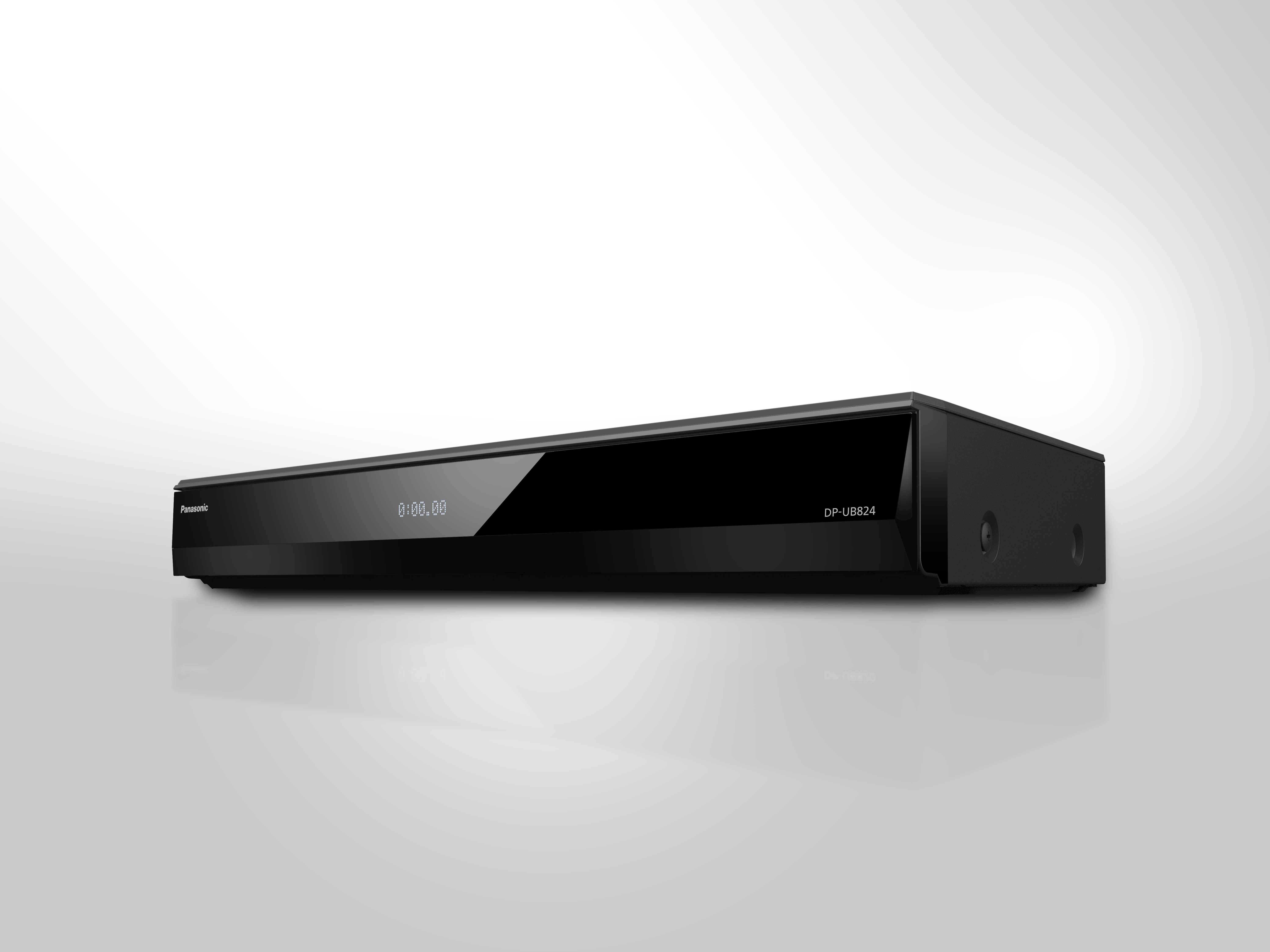 Schwarzer Panasonic DVD-Player, mit Zeitanzeige, auf weißem Hintergrund.