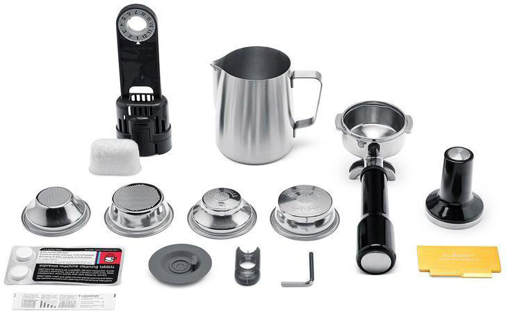 Zubehör für Espressomaschinen, darunter Siebträger, Tamper, Milchkanne und Reinigungszubehör. Weißer Hintergrund.