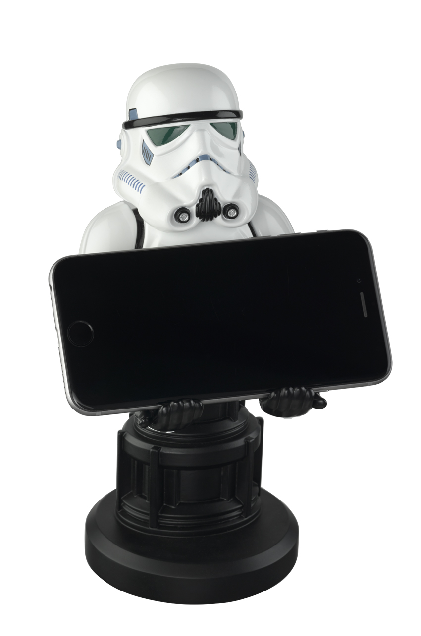 Eine Star Wars Stormtrooper-Figur hält ein schwarzes Smartphone. Die Figur steht auf einer schwarzen Basis.