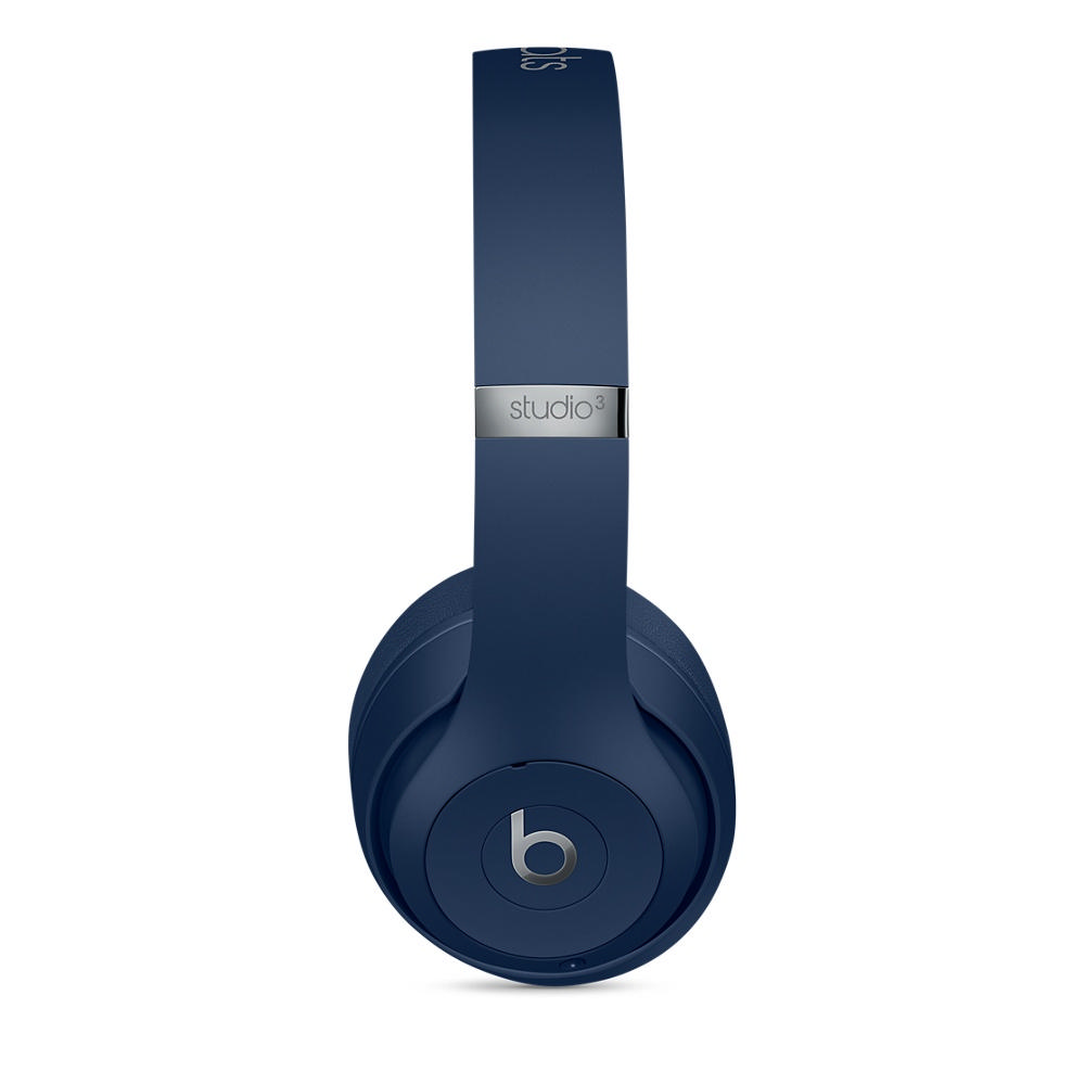 Koyu mavi Beats Studio3 kulaklıklar. Logo kafa bandında, kulaklıklar görünüyor.