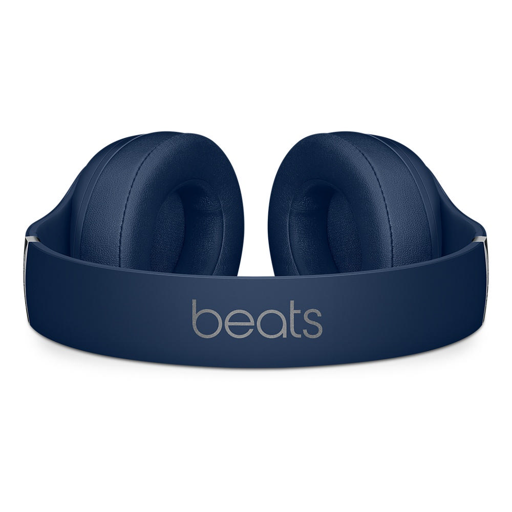 Mavi Beats kulaklıklar düz duruyor, gümüş renkli 'beats' marka ismiyle.