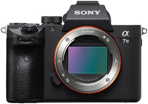 Sony Alpha 7 III Kamera mit Objektiv und Bedienelementen sichtbar.