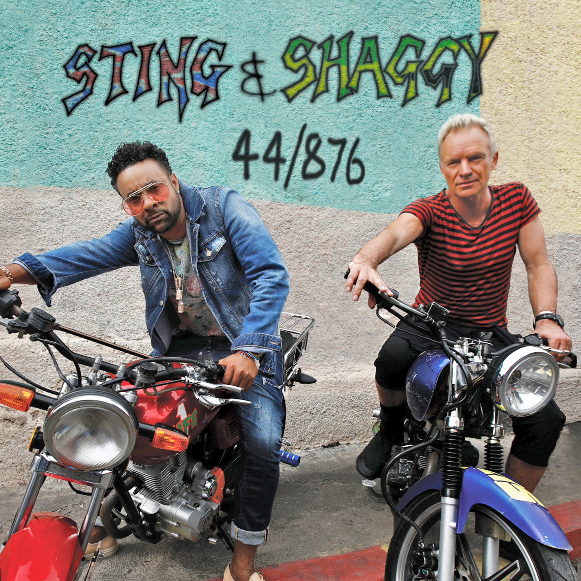 Sting und Shaggy auf Motorrädern vor einer bunten Wand mit Graffiti.