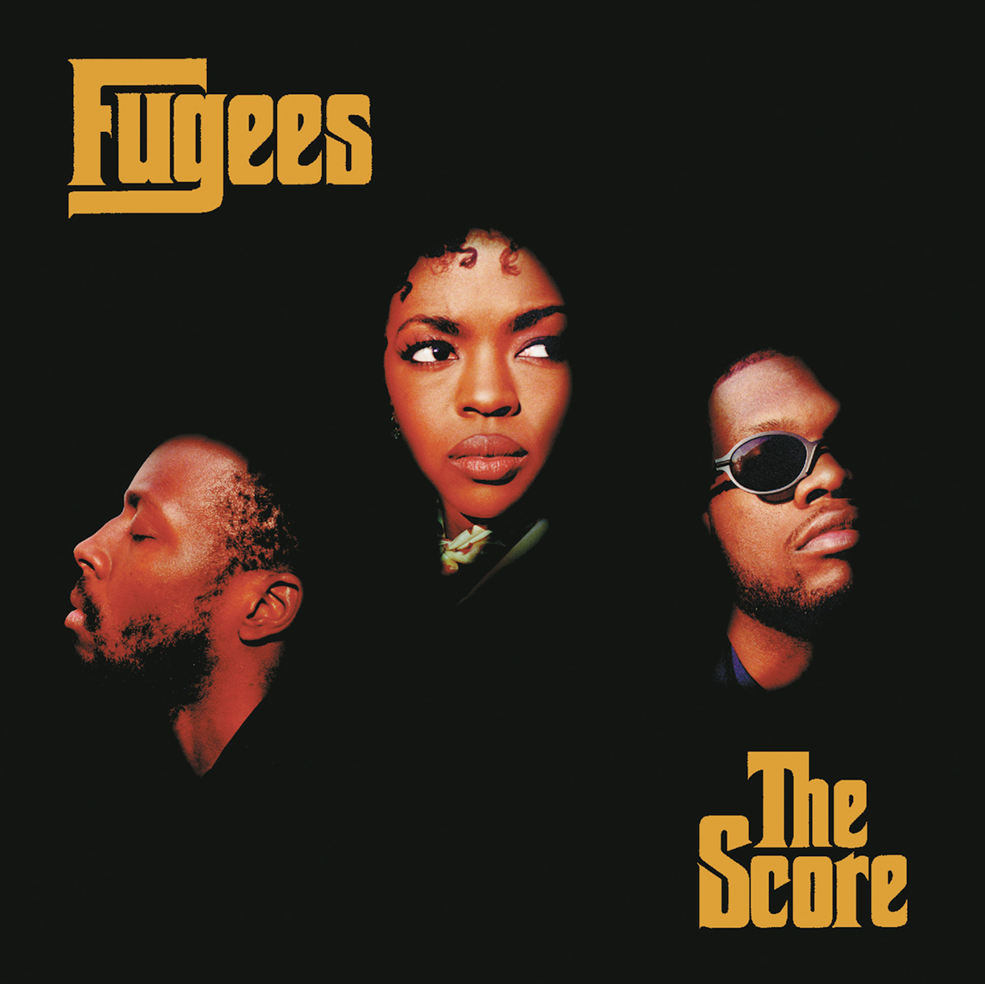 Pochette de l'album 'The Score' des Fugees avec trois visages sur fond noir.