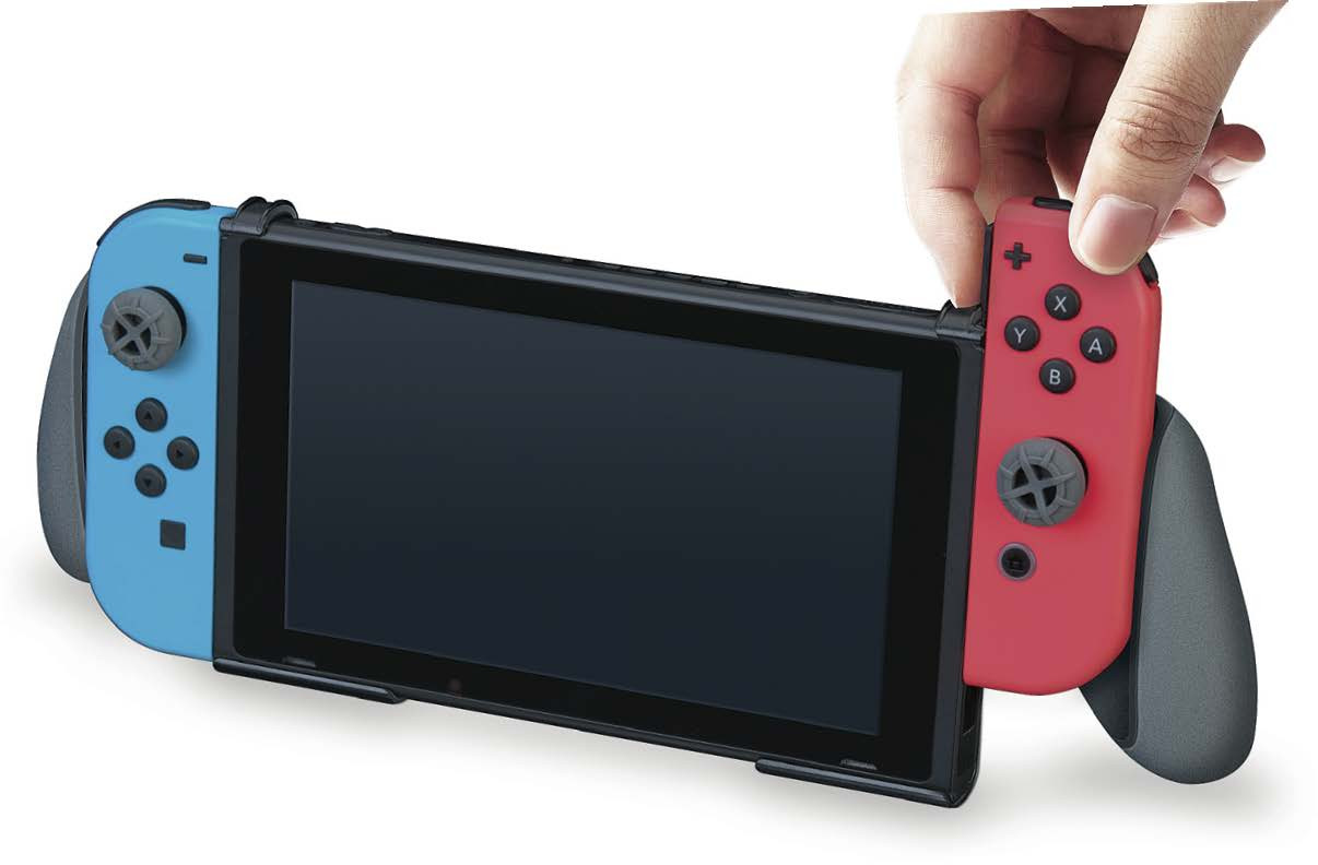 Person befestigt roten Joy-Con an einem schwarzen Nintendo Switch-Bildschirm.