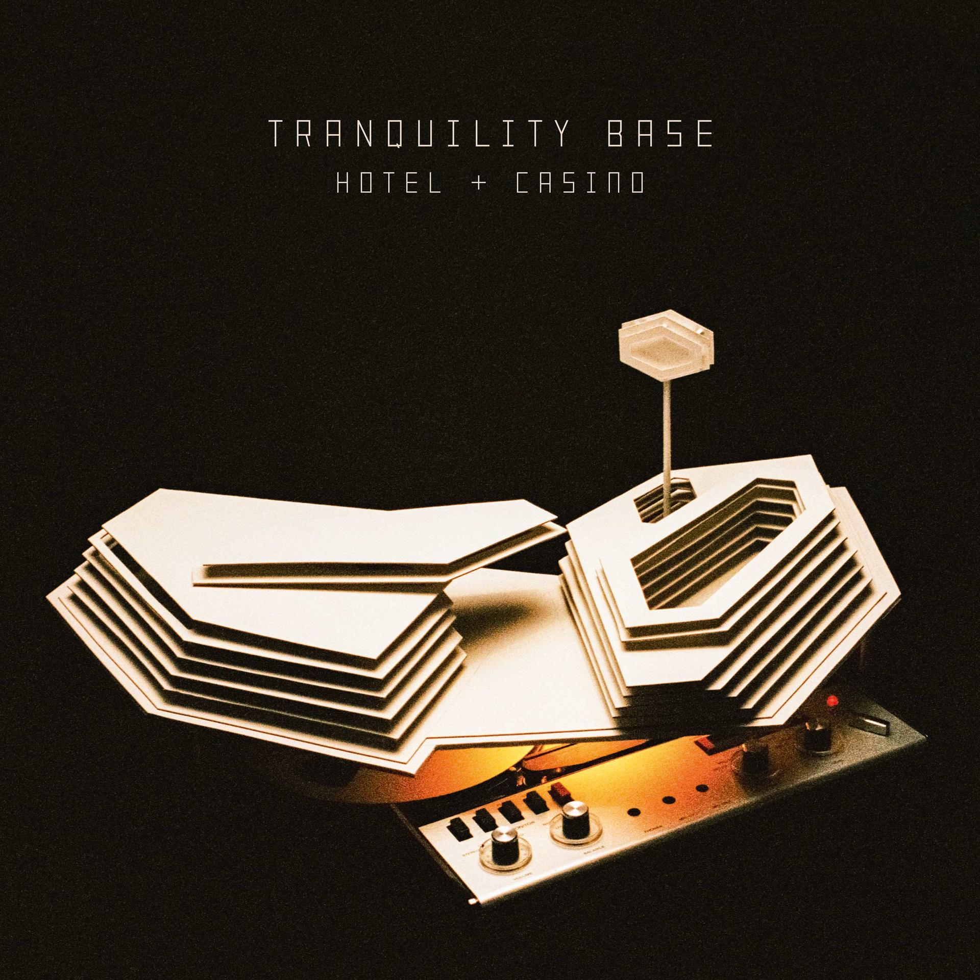 Albumcover: 'Tranquility Base Hotel + Casino' mit weißer Struktur und dunklem Hintergrund.