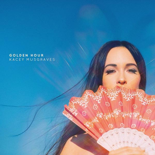 Albumcover für 'Golden Hour' von Kacey Musgraves. Frau mit Fächer, blauer Himmel im Hintergrund.