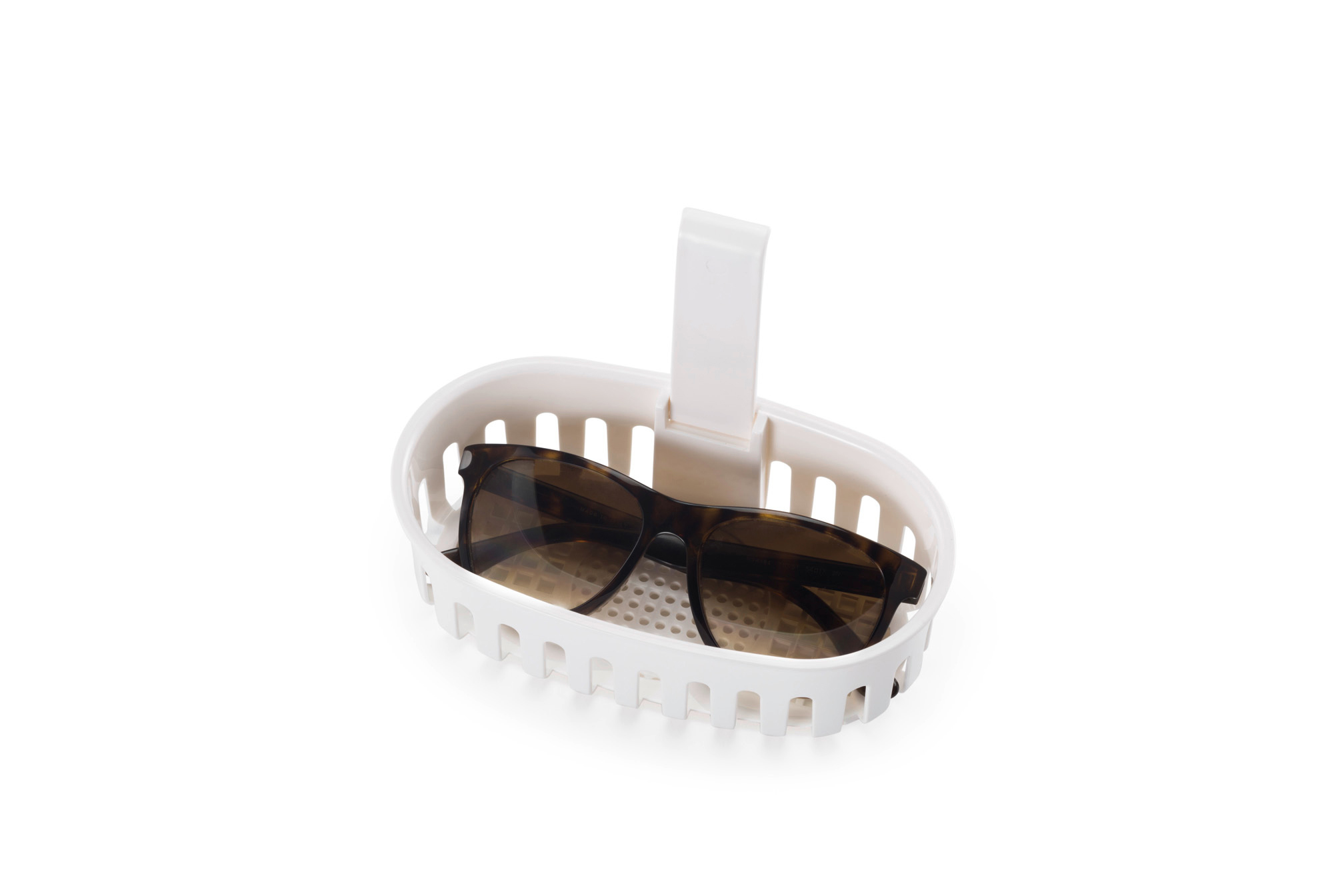 Weißer Korb mit Sonnenbrille. Er hat einen Griff und steht auf weißem Untergrund.