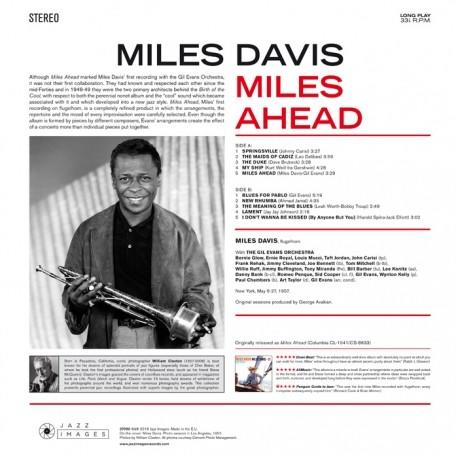 Miles Davis Albumcover. Schwarz-Weiß-Foto von Miles mit Trompete.