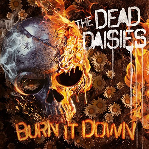 Album borító koponyával és lángokkal, a "Burn It Down" címmel, a The Dead Daisies-től, szép virágokkal.