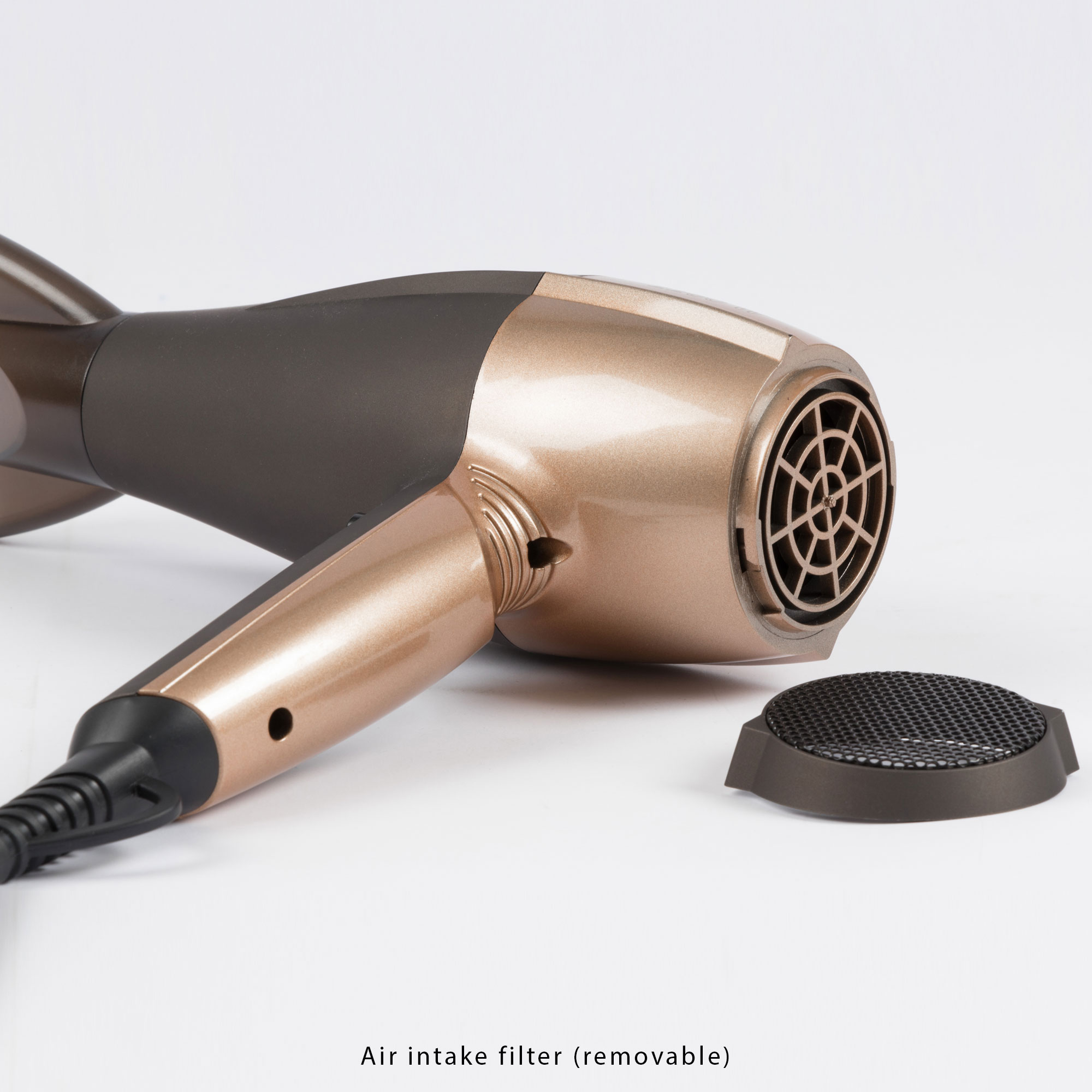 Haartrockner in Gold und Braun, mit abgenommenem Lufteinlassfilter, auf weißem Hintergrund.