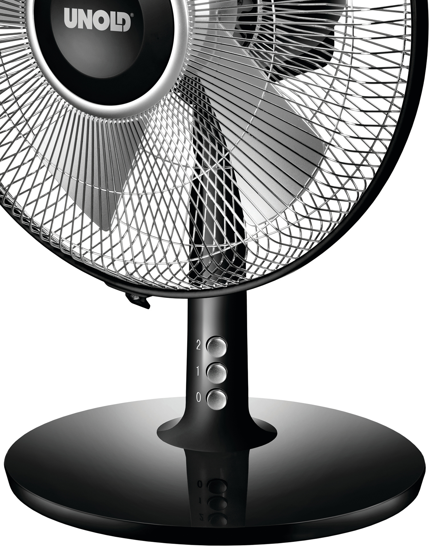 Ein schwarzer UNOLD-Ventilator mit drei Geschwindigkeitseinstellungen auf schwarzem Sockel. Die Flügel sind sichtbar.