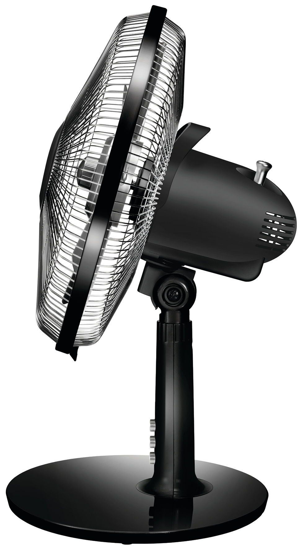 Schwarzer Ventilator mit kreisförmigem Käfig und schwarzem Ständer. Der Ventilator ist zur Seite geneigt.