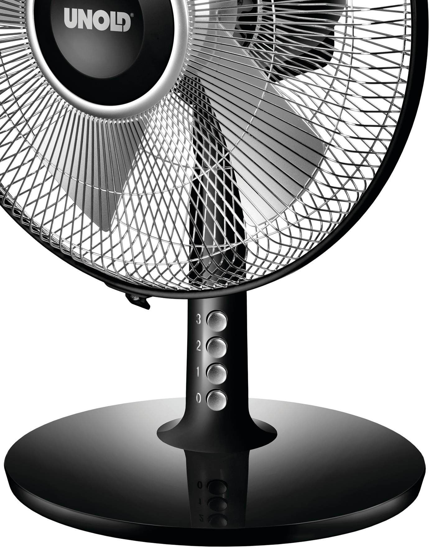 Schwarzer elektrischer Ventilator mit drei Geschwindigkeitstasten. Die Flügel befinden sich in einem Metallkäfig.