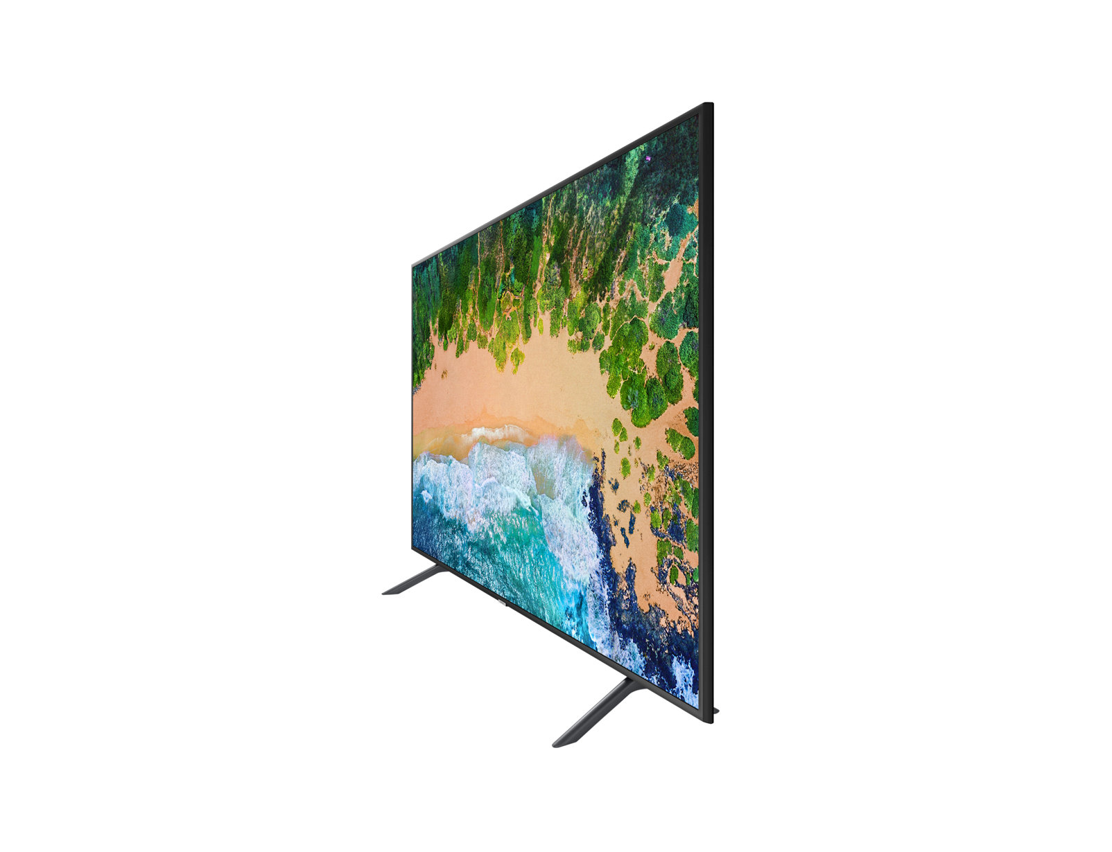 Ein großer Fernseher zeigt eine Landschaft mit blauem Wasser, Strand und grünen Bäumen. Auf weißem Grund.