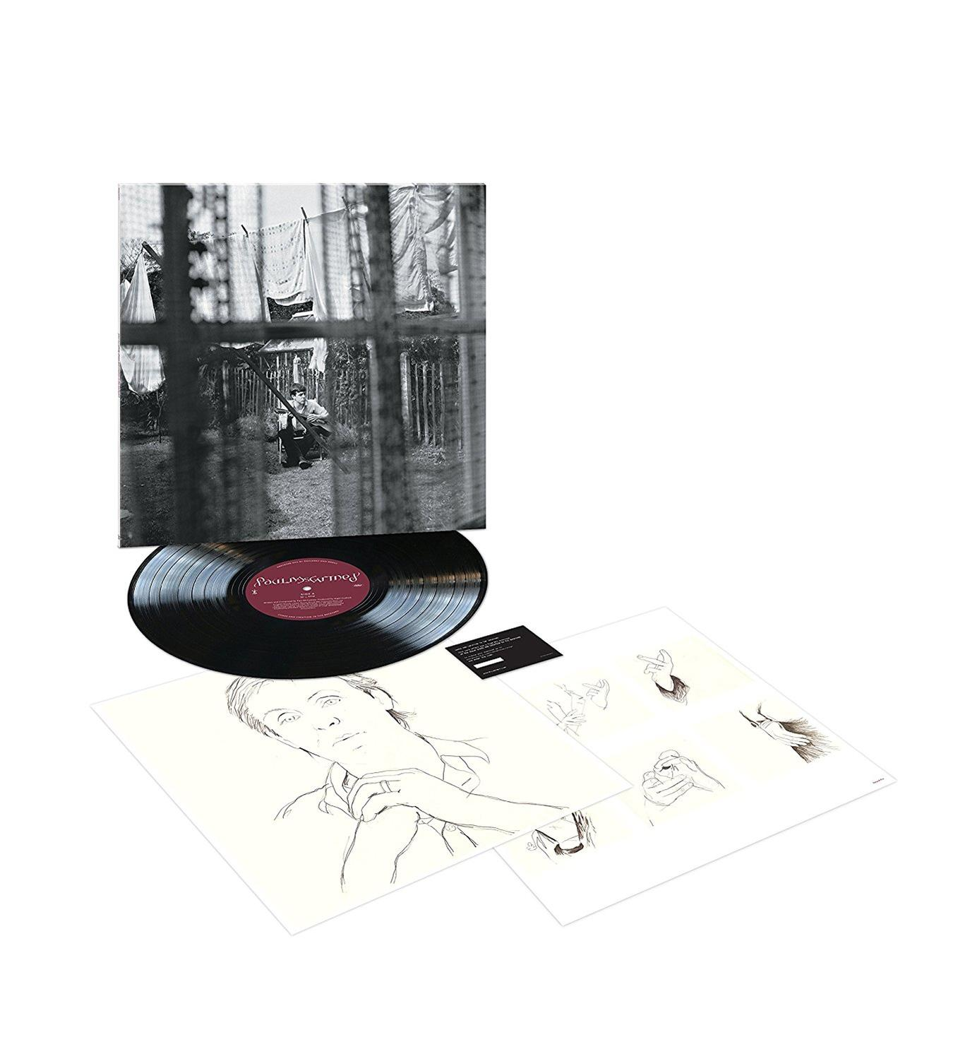 Vinylplatte mit Albumcover-Kunst. Schwarzes Vinyl, Album und Kunstskizzen auf Weiß.