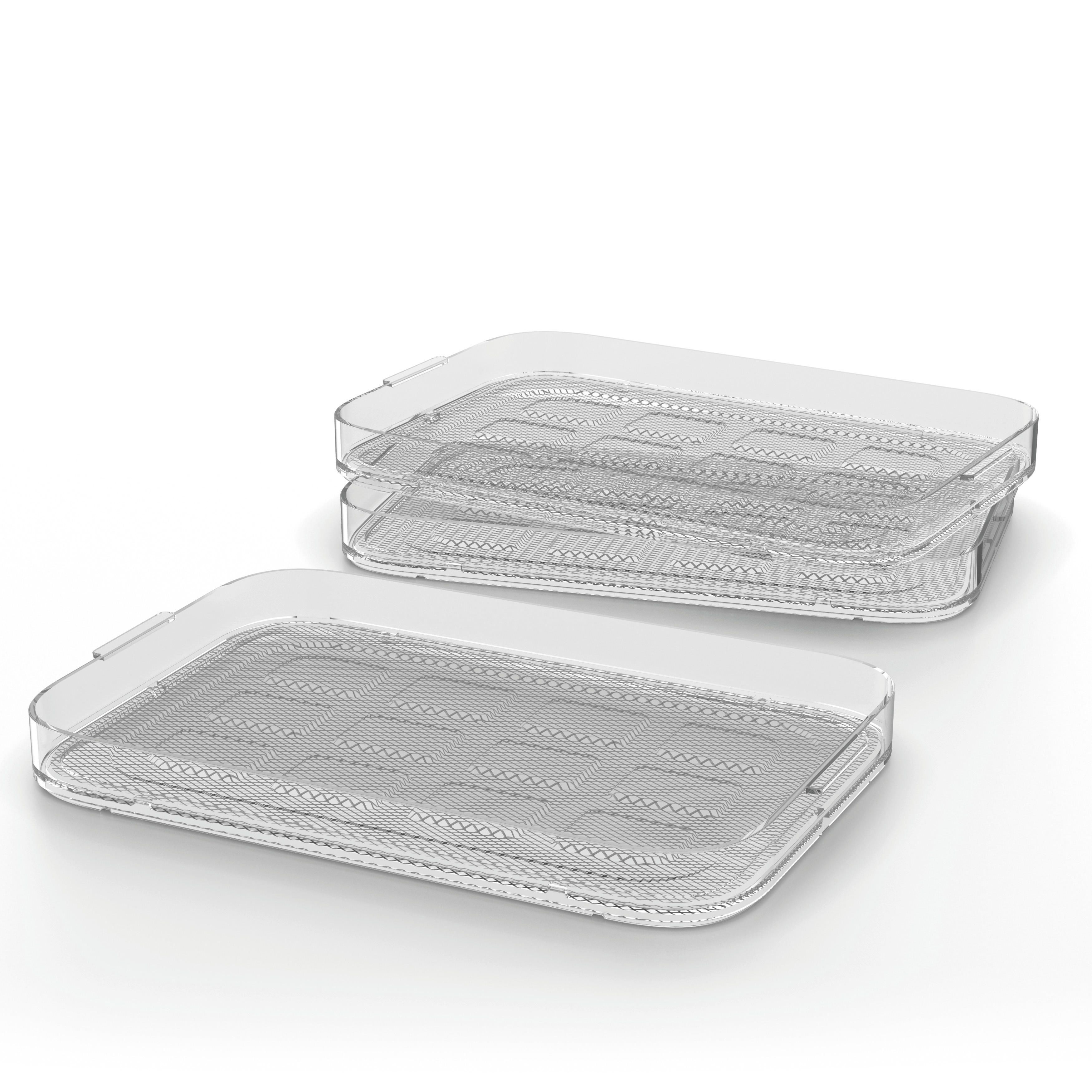 Doorzichtige, rechthoekige plastic trays gestapeld en één losse. Witte achtergrond.