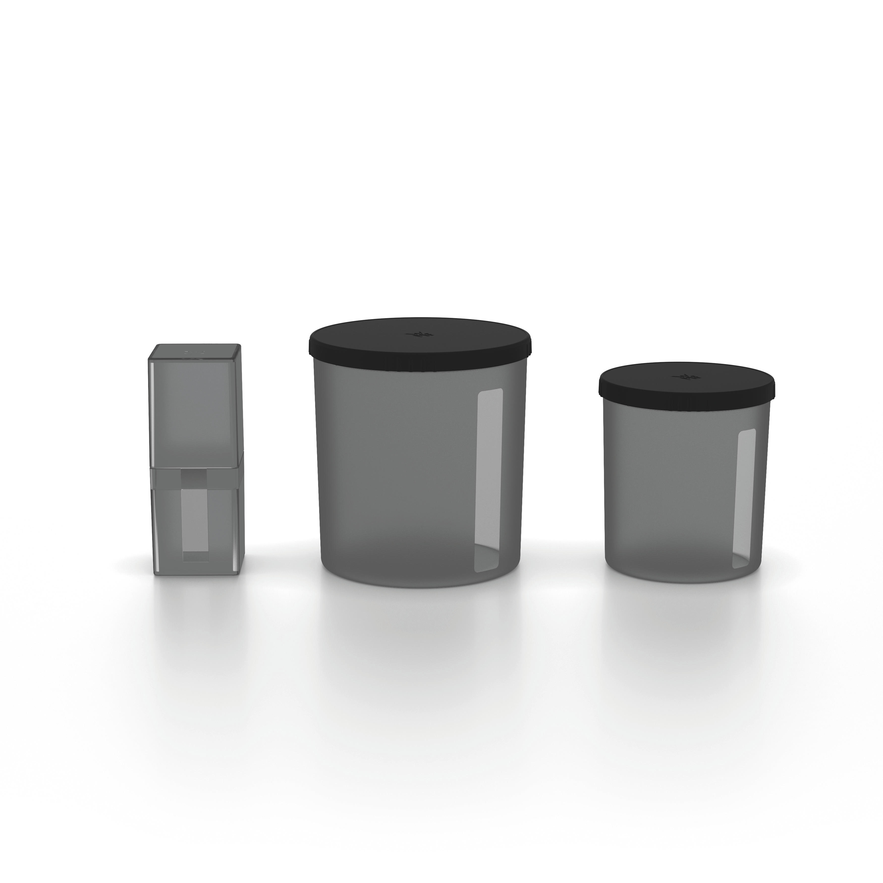 Drie doorschijnende grijze containers met zwarte deksels. Witte achtergrond.