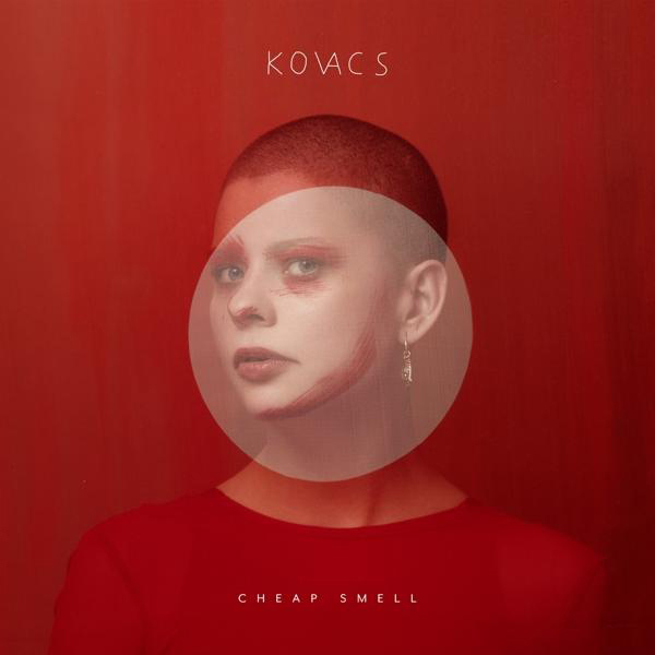 Albumcover: Frau mit kurzen Haaren und rotem Make-up vor rotem Hintergrund. Text: KOVACS, Cheap Smell.