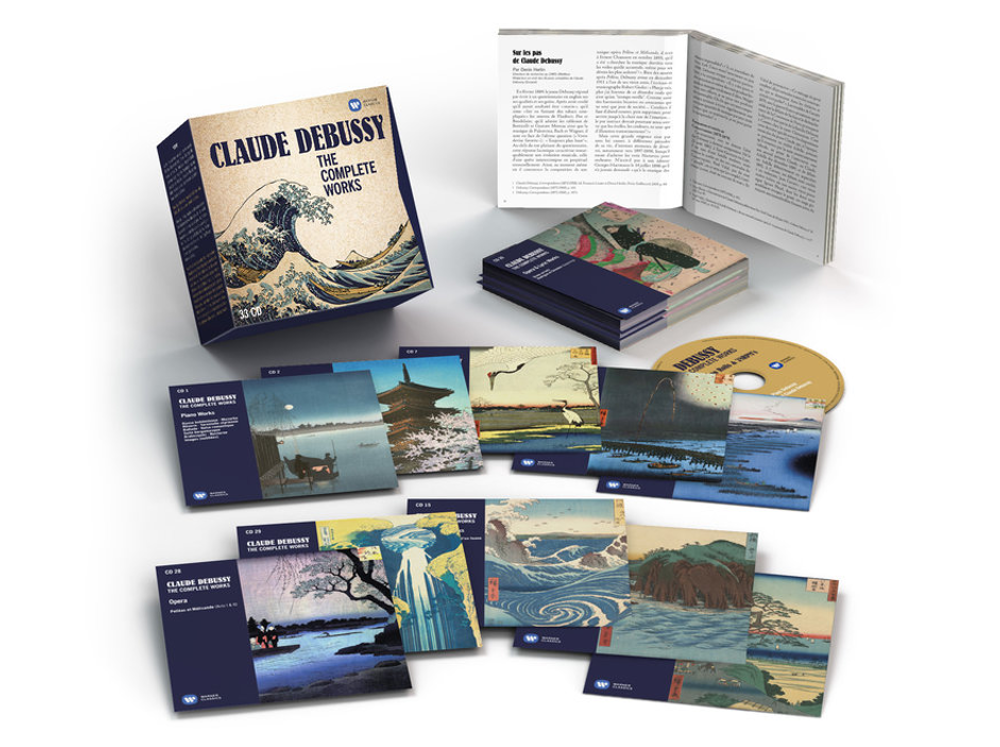 Claude Debussy összes művének gyűjteménye. CD tokok és egy könyv látható.