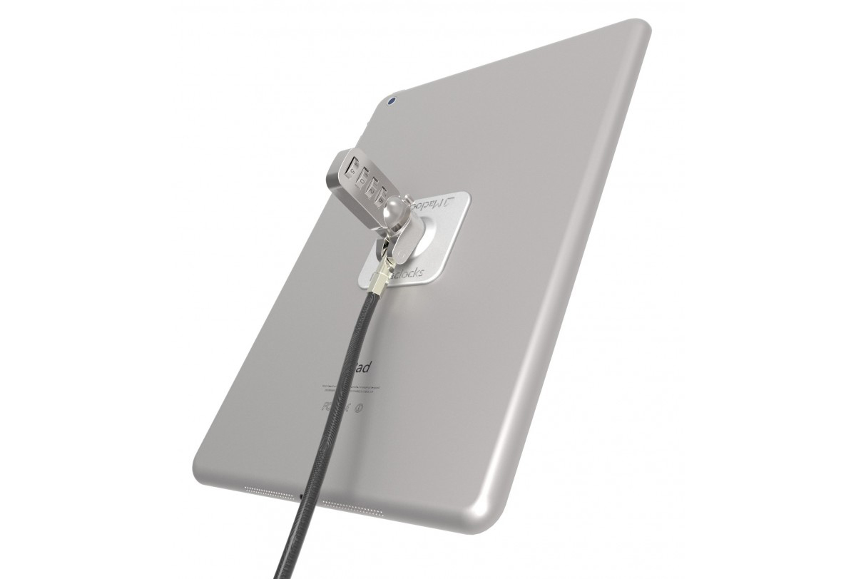 Silbernes iPad mit Sicherheitsschloss und Kabel. Weißer Hintergrund.