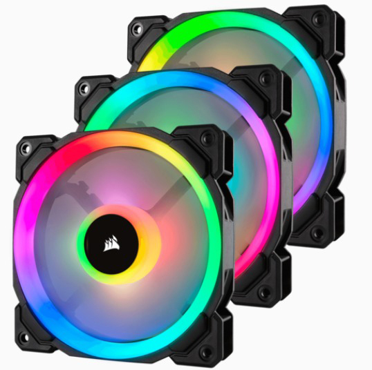 Drei Corsair RGB-Computerlüfter in einer Reihe, mit bunten Lichtern und schwarzen Rahmen.