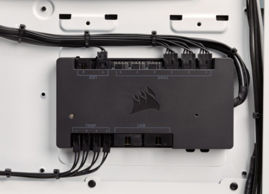 Schwarze Computerteile, darunter ein Bedienfeld mit der Bezeichnung LED, FANS, TEMP und USB, mit Kabeln.
