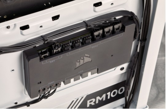 Schwarze Corsair-Computerkomponente mit Kabeln in einem weißen Computergehäuse.