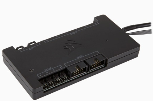 Schwarzes elektronisches Gerät mit Anschlüssen. Es hat USB- und LED-beschriftete Bereiche.
