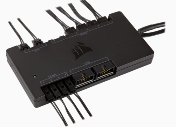 Schwarzer Corsair-Lüfter-Controller mit mehreren Anschlüssen und Kabeln. Er liegt vor einem weißen Hintergrund.