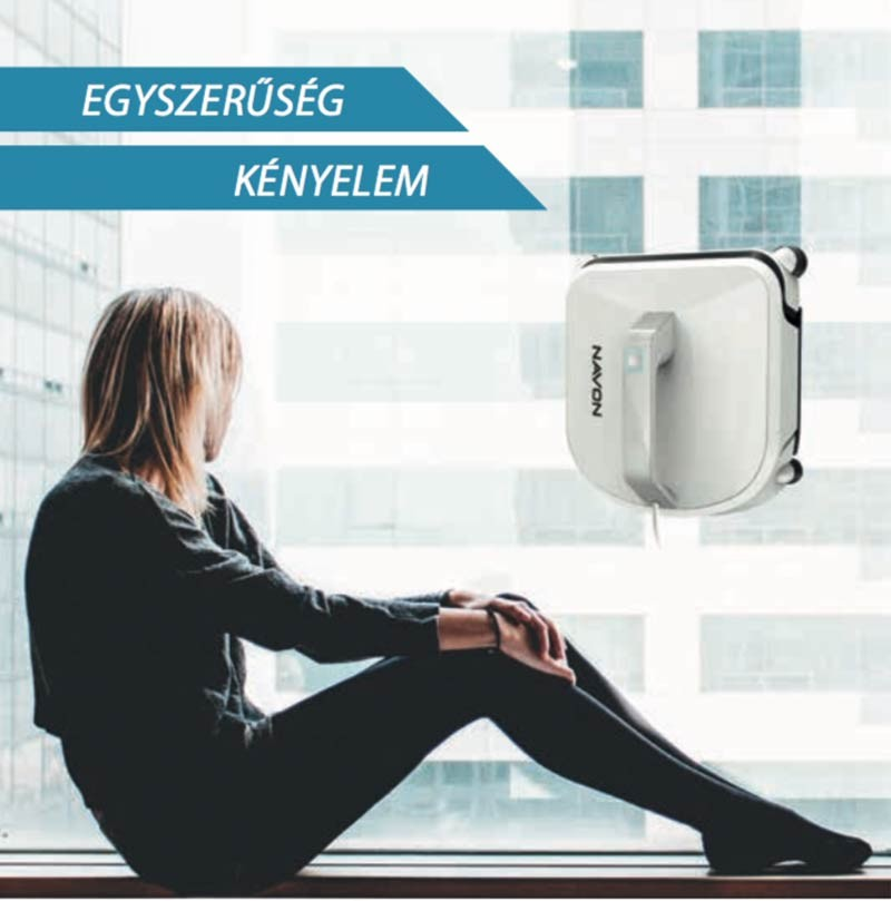 Nő kinéz egy ablakon, egy ablaktisztító robottal.