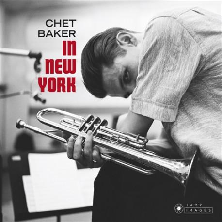 Chet Baker, schwarz-weißes Albumcover. Titel: In New York. Baker hält eine Trompete.