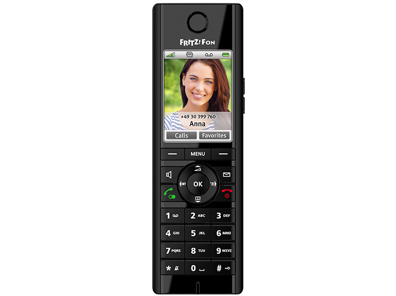 Ein schwarzes schnurloses Telefon zeigt ein Foto einer Frau mit Anrufdetails. Es hat einen Bildschirm, Tasten und die Marke 'FRITZ! Fon'.