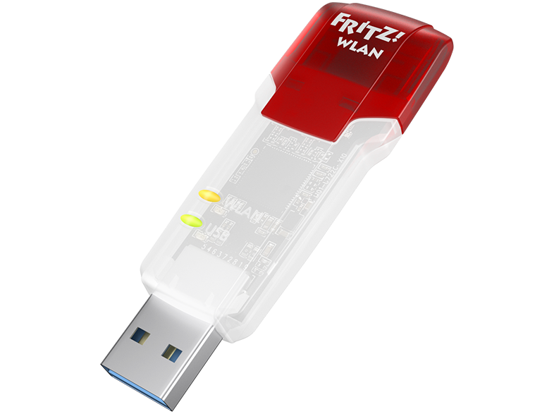 Ein weiß-roter FRITZ! WLAN USB-Adapter mit zwei grünen und gelben Lichtern, der USB-Anschluss ist sichtbar.