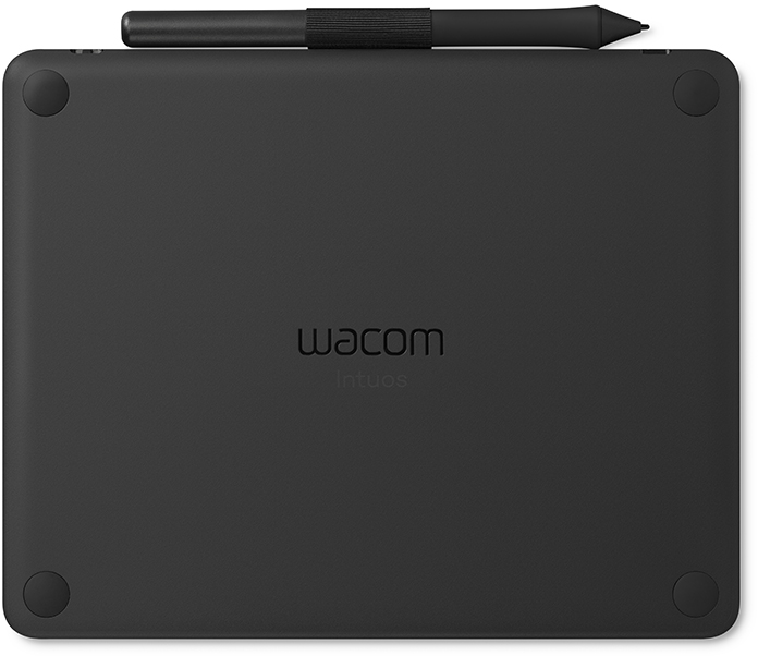 Fekete Wacom Intuos táblagép, tetején tollal. A táblagép lekerekített sarkokkal és Wacom logóval.