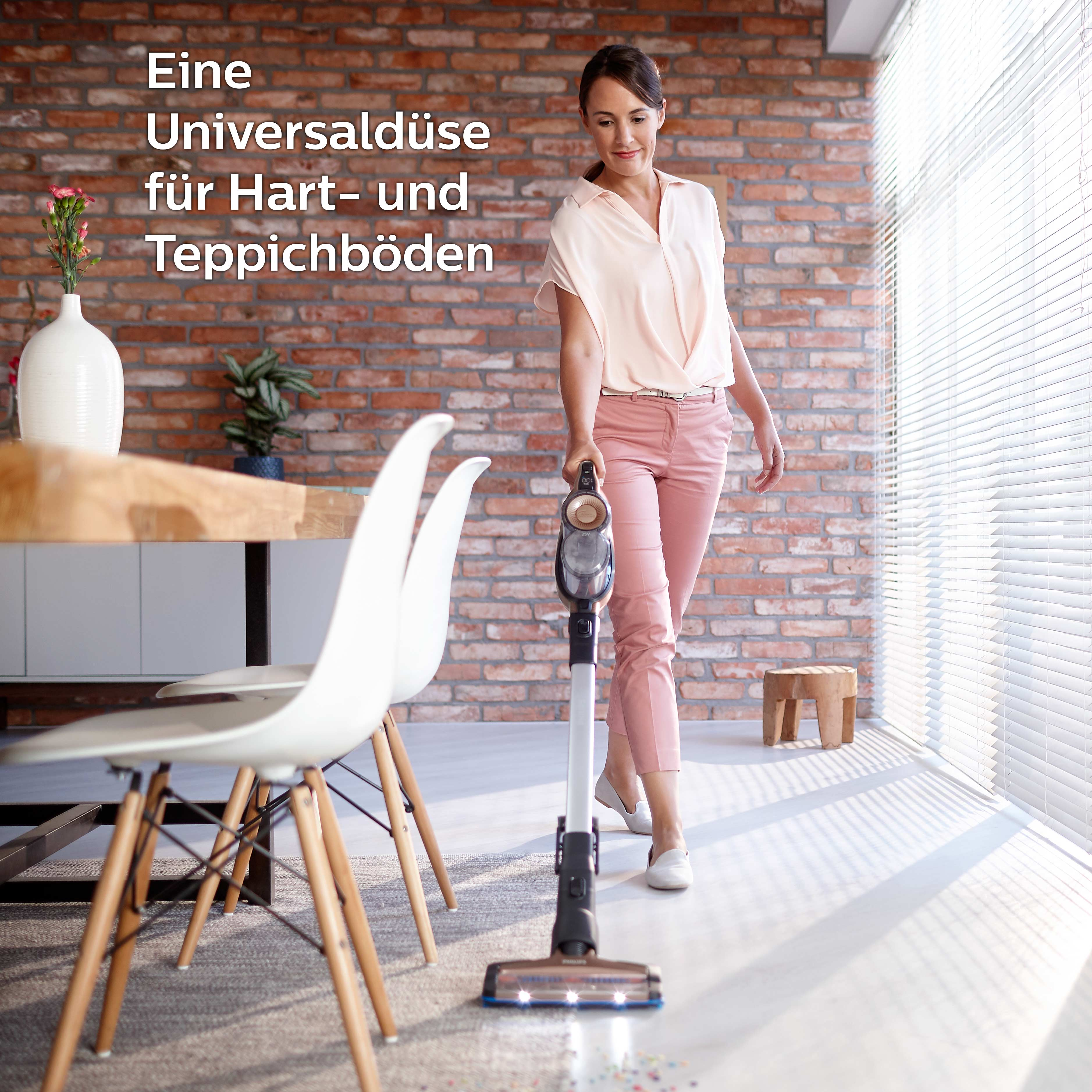 Frau, die einen Raum mit Ziegelmauer und Textüberlagerung saugt.
