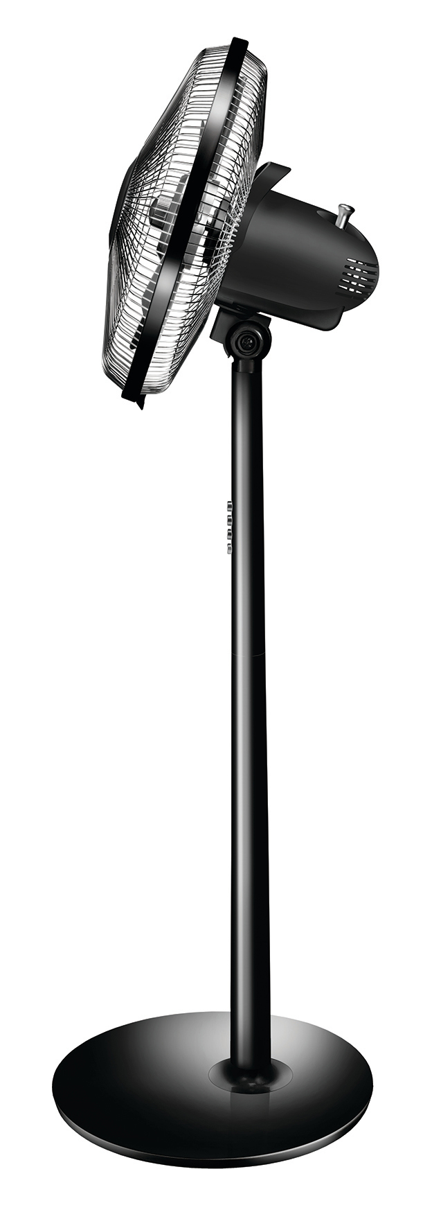 Schwarzer Standventilator mit rundem Sockel und quadratischem Ventilatorkopf. Alles auf weißem Hintergrund.