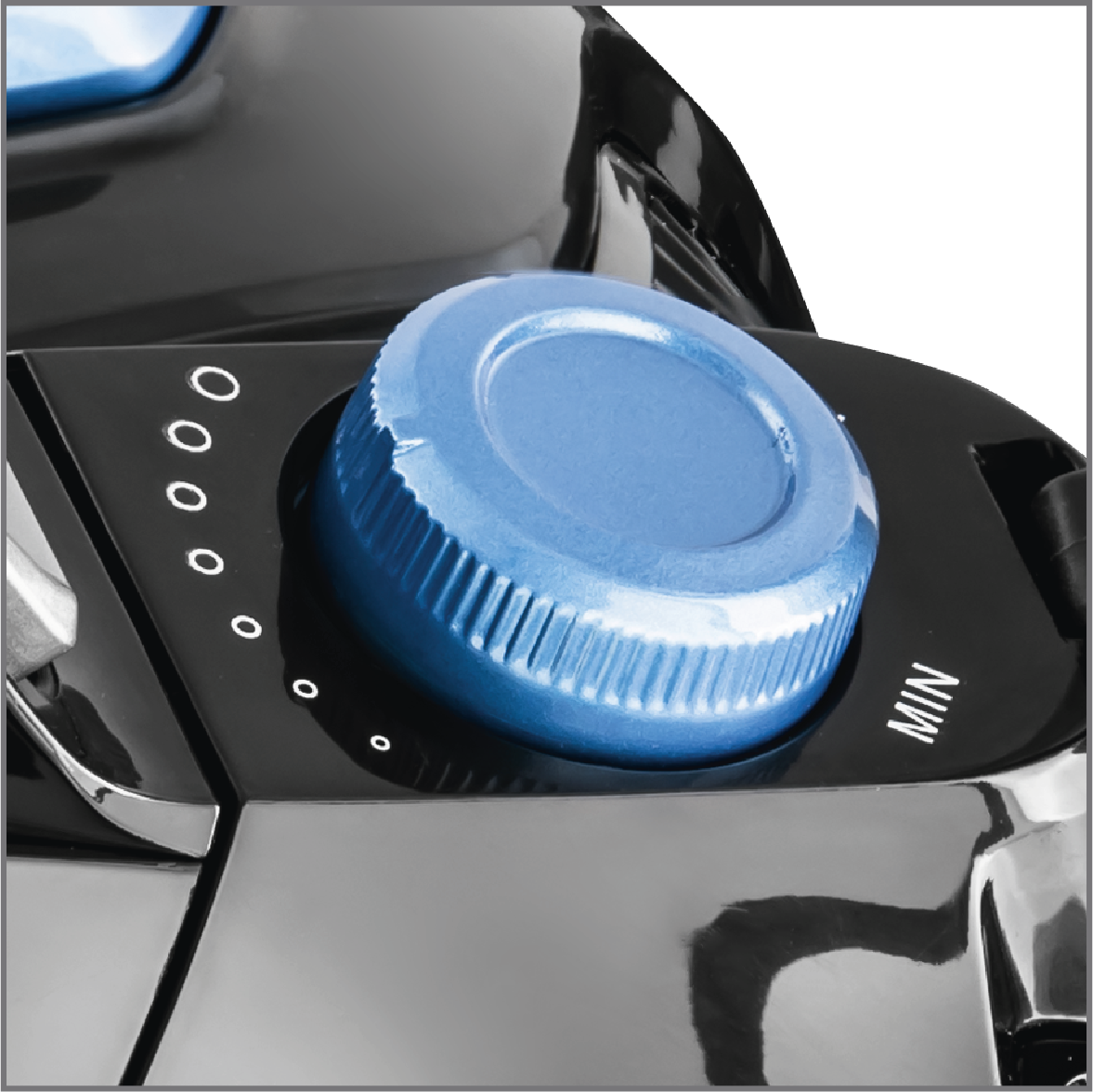 Nahaufnahme eines blauen Drehreglers an einem schwarzen Gerät, mit weißen Markierungen und MIN.