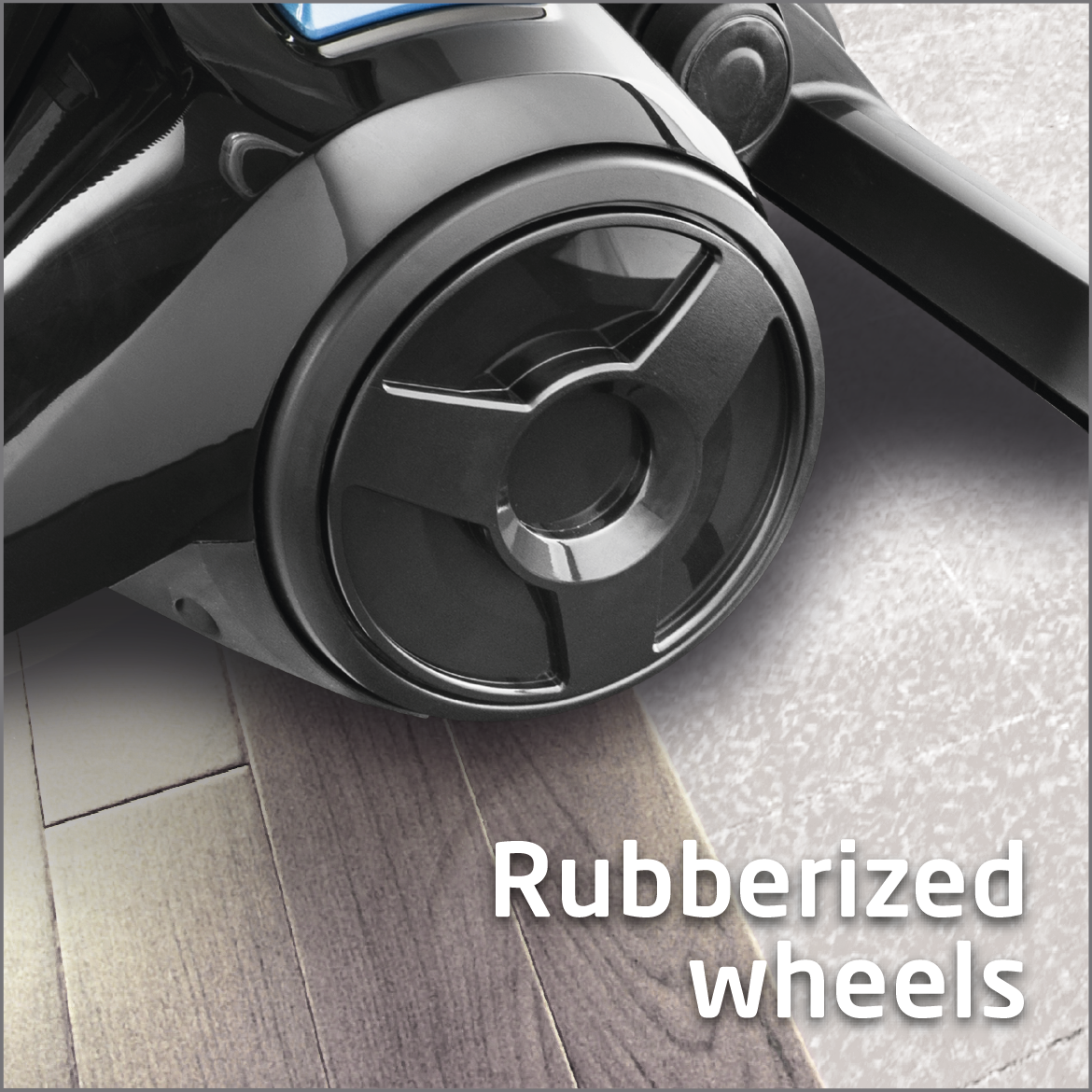 Nahaufnahme eines schwarzen Staubsaugrads mit gummiertem Text.