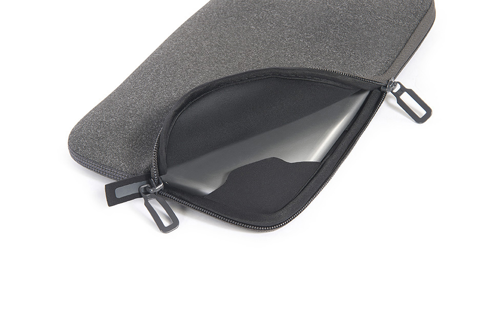 Custodia grigia per laptop con cerniera aperta. Un laptop è parzialmente visibile.