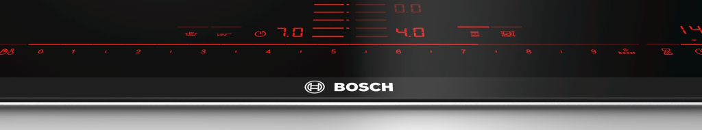 Közelkép egy fekete Bosch indukciós főzőlapról, piros digitális kijelzővel és vezérlőpanellel.